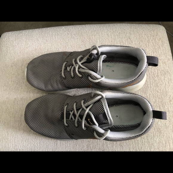 Women’s gold and grey nike roshes!! - Picture 2 of 3